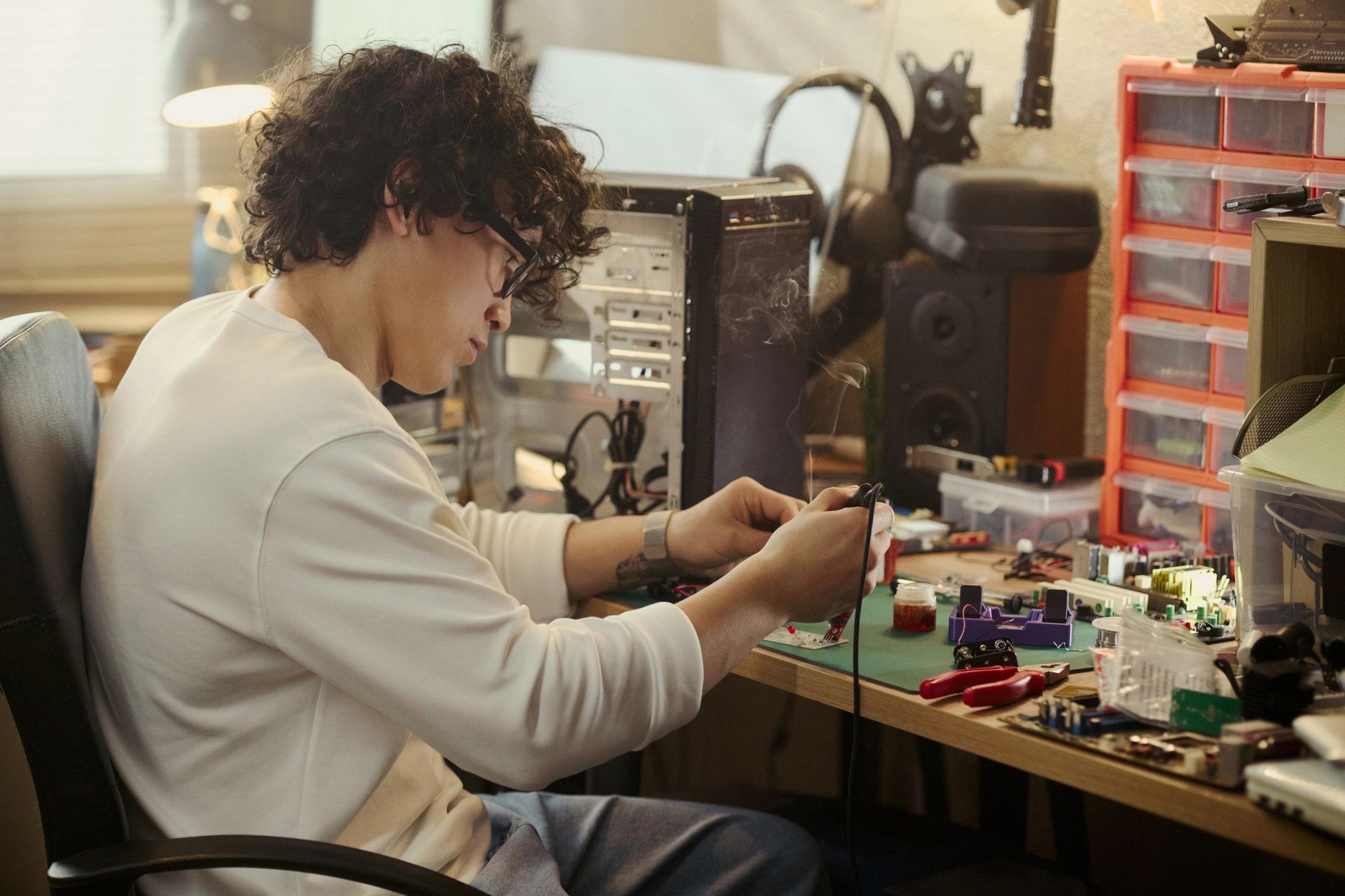 Technician working on electronics to represent KP Mobile support services